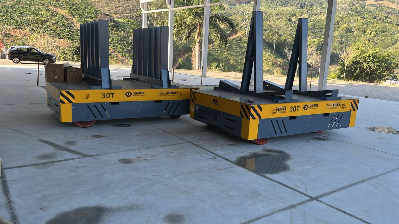 The custom-designed electric transfer carts are equipped with a specially engineered tooling rack that precisely matches the dimensions of the marble slabs, ensuring the slabs remain stable without shifting during movement. The carts utilize differential steering technology, enabling 360-degree flexible turning and perfectly adapting to the narrow operating environment of the workshop. Following a 25-day manufacturing cycle, the equipment was successfully delivered to the client's facility.