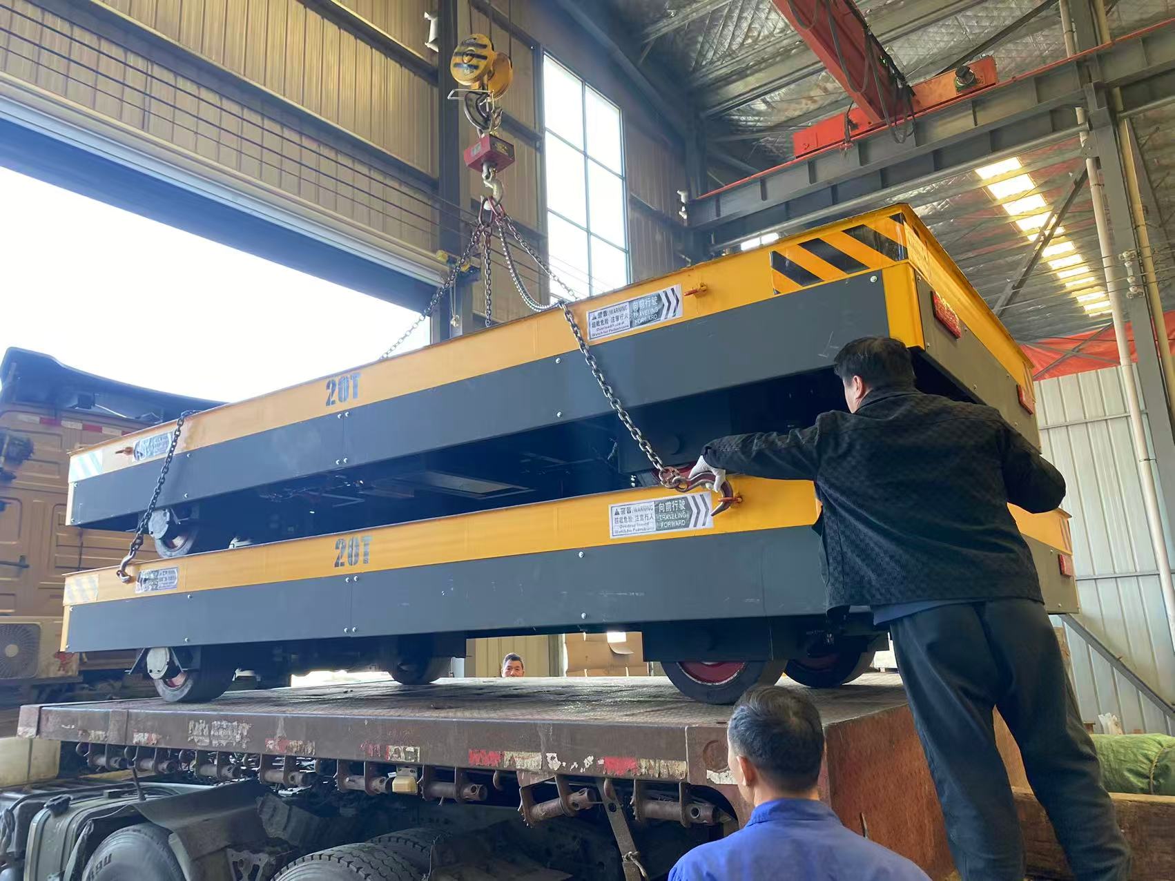Recently, seven 20-ton trackless transfer carts completed factory testing at the domestic manufacturing base and are about to be shipped to the customer's factory. Priced at $4,500 per unit, these carts offer high cost-effectiveness and adaptability, making them a new option for heavy material transport in factories.