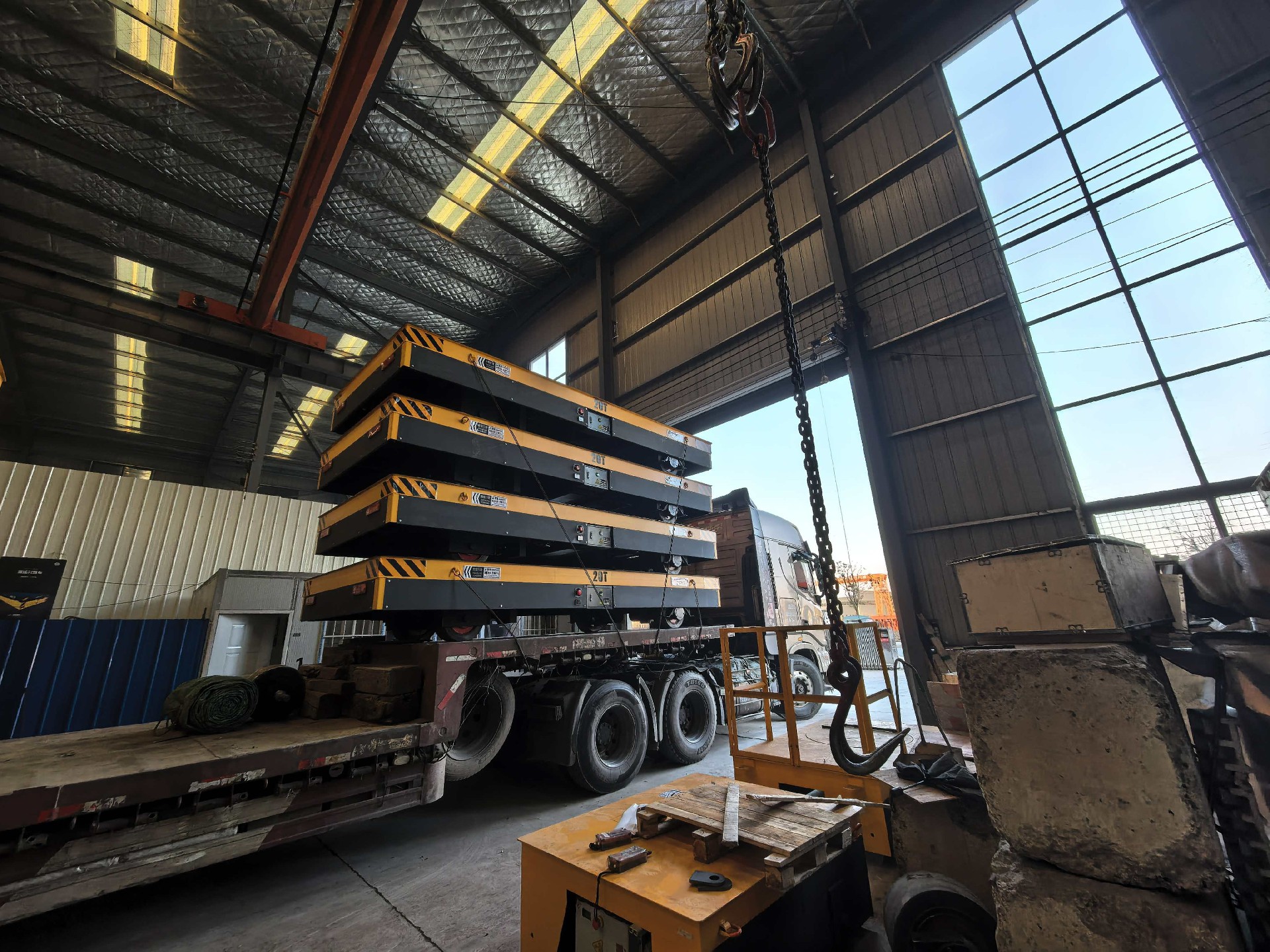 Recently, seven 20-ton trackless transfer carts completed factory testing at the domestic manufacturing base and are about to be shipped to the customer's factory. Priced at $4,500 per unit, these carts offer high cost-effectiveness and adaptability, making them a new option for heavy material transport in factories.