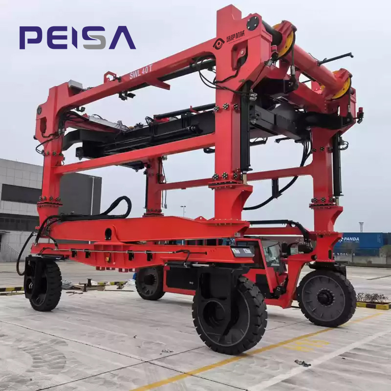 At the port terminal, a bright red straddle carrier manufactured by PEISA immediately drew attention as soon as it started up. It effortlessly lifted a 40-ton container, its tires rolling smoothly as it turned, and precisely placed the container in the designated stacking area even before the forklift arrived.