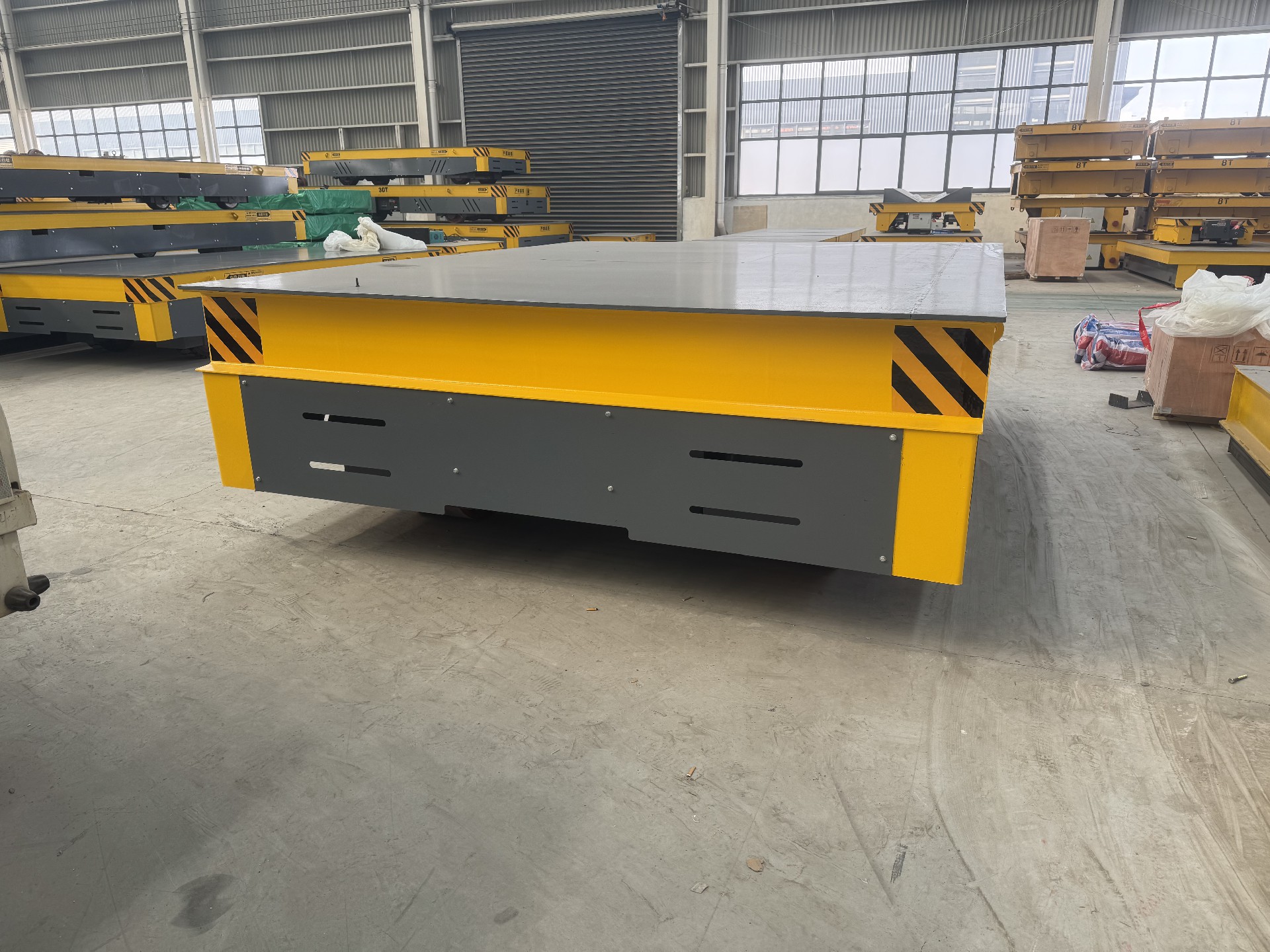 After identifying the client’s core pain points, we customized this 30-ton trackless cart with a focus on rubber wheels designed specifically for ramped routes. In addition, the platform was customized to 3 meters × 2.5 meters according to the mold dimensions, ensuring a perfect match in both load capacity and size.