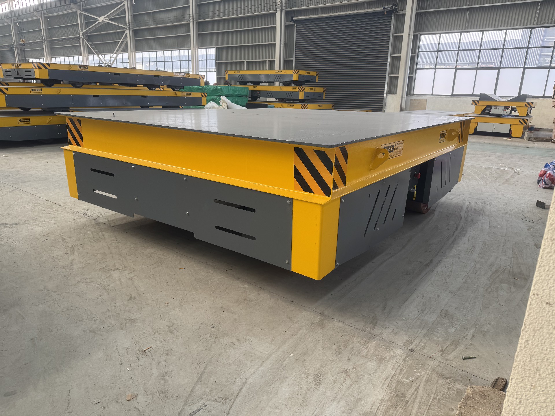 This 30-ton trackless cart has a rated load capacity of 30 tons and is specifically designed for heavy mold transportation. The reinforced load-bearing structure allows it to stably carry various heavy molds and meet critical load demands.
