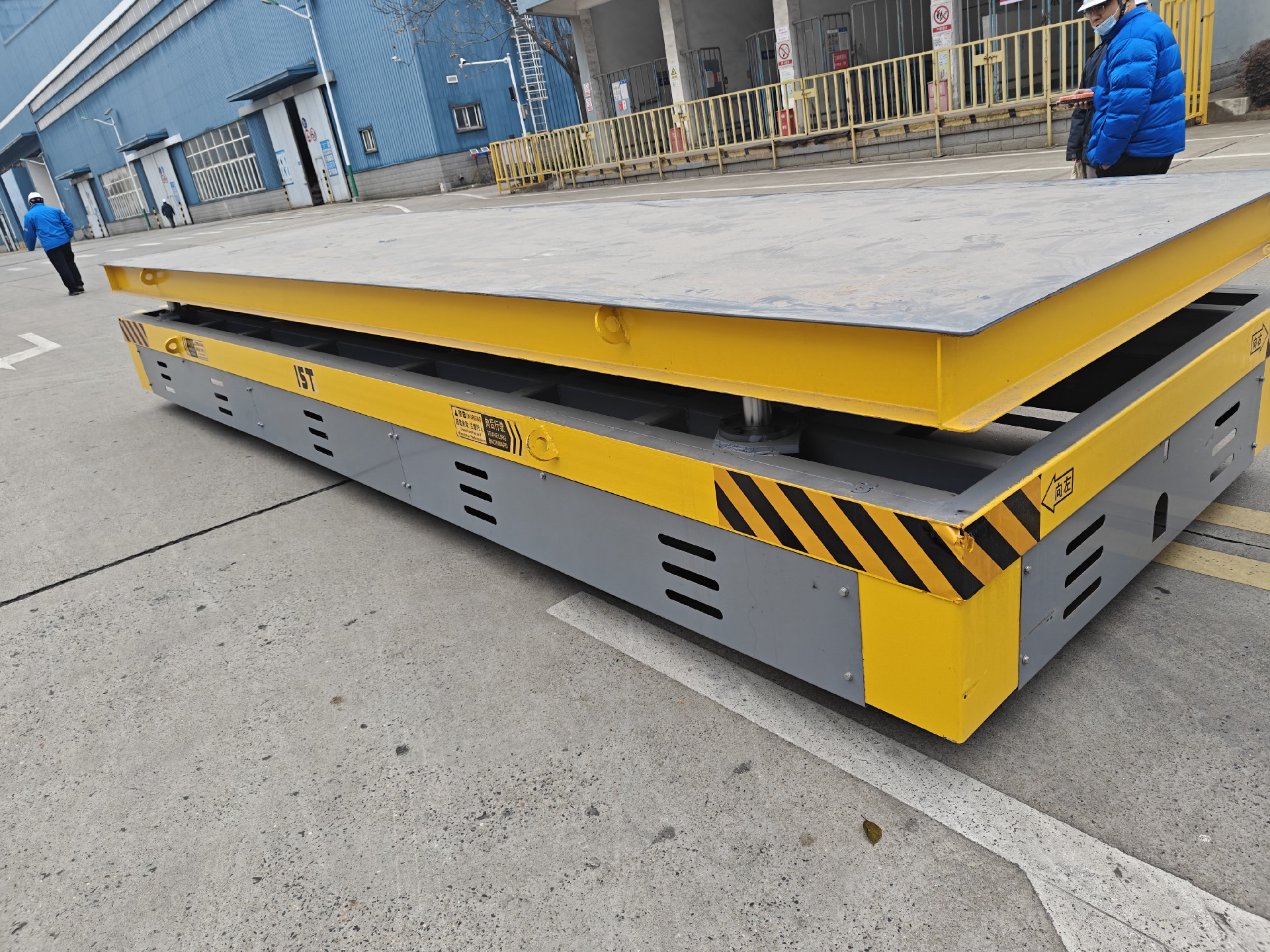 This 15-ton hydraulic lifting trackless transfer cart was custom-designed for a well-known company in Nanjing. The client wanted to optimize the factory’s logistics system and invest in equipment that could improve the efficiency and reduce the cost of internal material transportation.