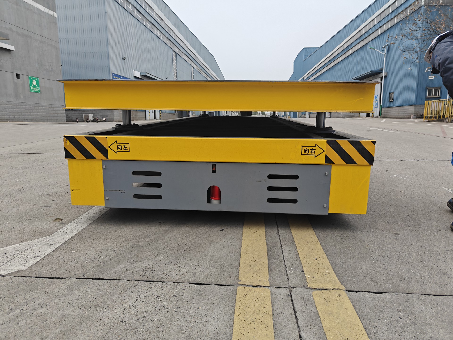 This trackless transfer cart was specially designed according to the client’s factory layout. The equipment measures 5 meters in length, 4 meters in width, and 0.8 meters in height, with a rated load capacity of up to 15 tons, perfectly meeting the requirements for heavy equipment transportation.