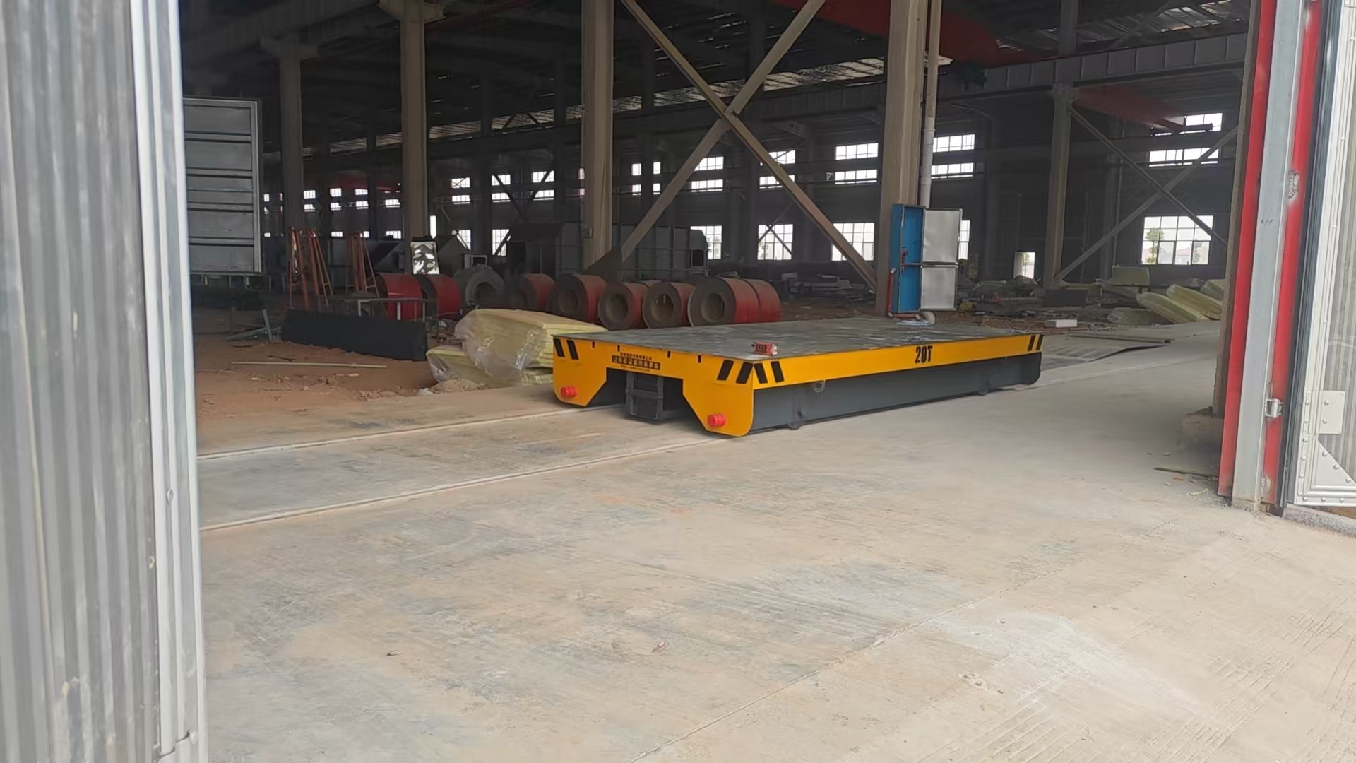 A newly built steel plant has finished workshop construction and has now started partial production. However, the factory encountered problems in the cross-regional transfer of steel materials, especially the transportation of materials between the production workshop and the storage warehouse. Therefore, the customer planned to purchase a 20-ton rail transfer cart.